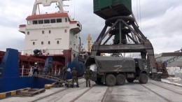 Российские военные доставили гумпомощь заблокированным в Херсоне турецким морякам