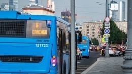 Рейсовый автобус снес остановку в Москве