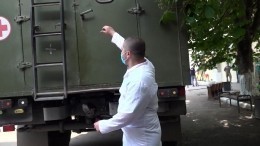 Военкор «Известий» показал, как военные медики спасают жизни жителей Донбасса