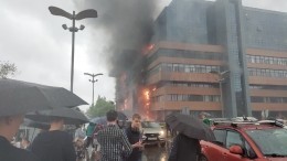Один человек заблокирован на седьмом этаже горящего бизнес-центра в Москве