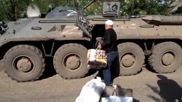 «Известия» с бойцами ДНР эвакуировали жителей из прифронтового поселка