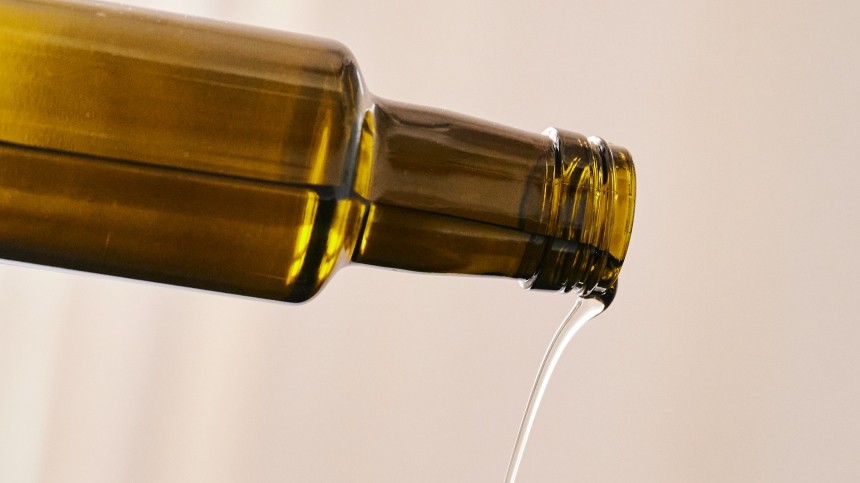 Окажетесь в операционной: почему опасна привычка пить ложку масла натощак