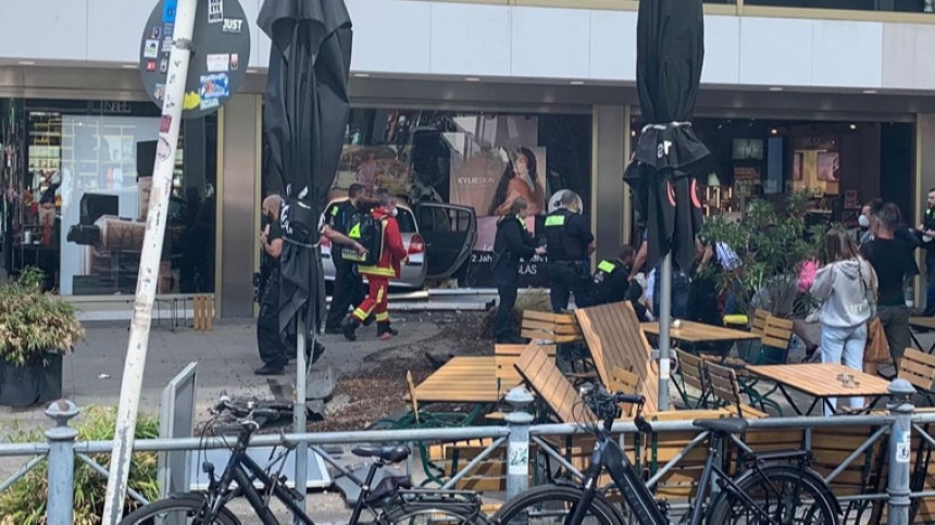 Автомобиль сбил не менее 30 человек в Берлине