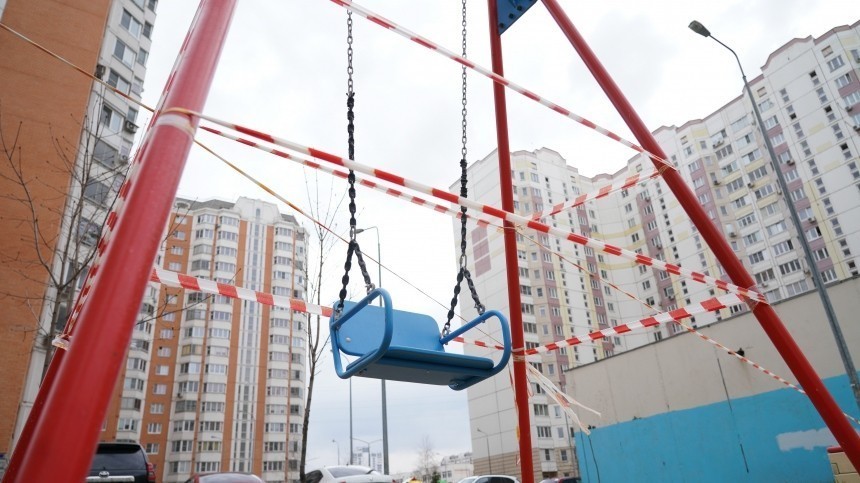 Бездыханное тело нашли на качелях на детской площадке в Москве