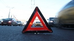 Автомобиль с номерами АМР сбил курьера на переходе в центре Москвы