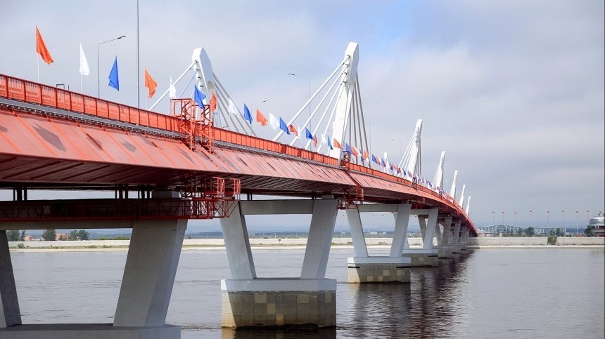 Россию и Китай соединил автомобильный мост
