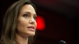 Выдали руки и плечи: поклонников испугала болезненная худоба Анджелины Джоли