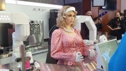 Кибер-кафе, рука-андроид и сфера-селфи: чем удивляют роботы гостей ПМЭФ-2022