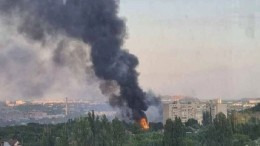 Попадание ракеты ВСУ по мирной улице Донецка попало на видео