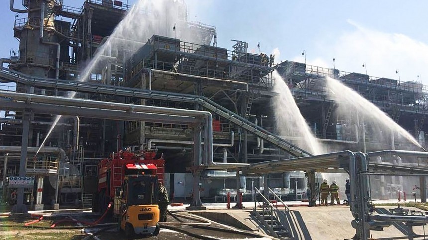 На территории сгоревшего НПЗ под Ростовом обнаружены фрагменты беспилотников