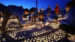 В День памяти и скорби на Дворцовой площади Петербурга зажгли 50 тысяч свечей