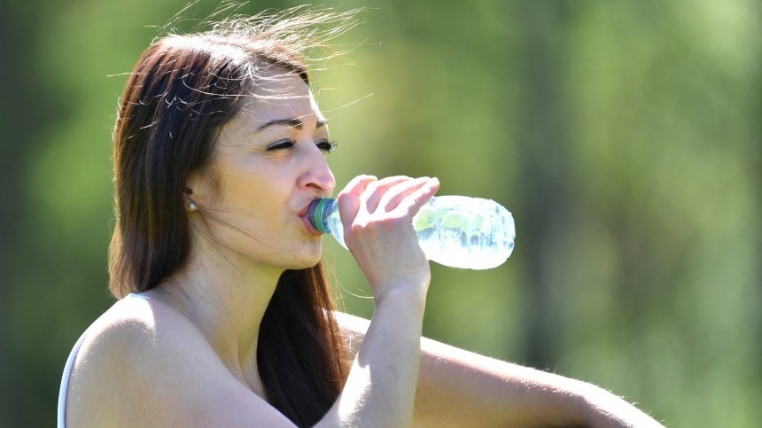 Отоларинголог объяснила, почему нельзя пить холодную воду в жару