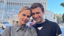 Футболист Павел Мамаев забрал жену и сына из роддома