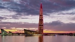 Башня «Лахта Центра» окрасилась цветом алых парусов в честь выпускников 2022