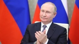 «Очень волнующий день»: Путин поздравил выпускников
