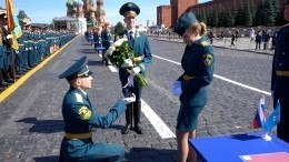 Со слезами счастья: курсант МЧС сделал предложение девушке на Красной площади