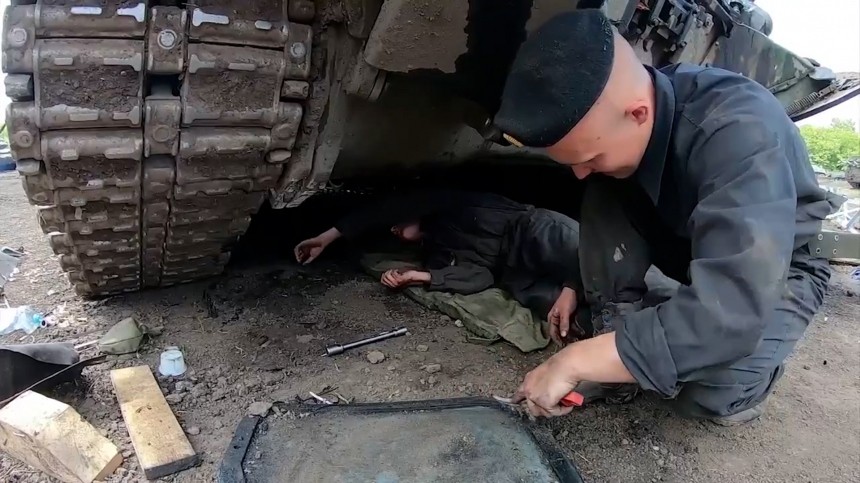 Специальная военная операция на украине подоляка сегодня. Повреждения боевой техники. Кадыров чинит машину. Ремонтировал.