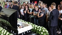 Бог простит: священник прокомментировал скандал с селфи на похоронах Шатунова