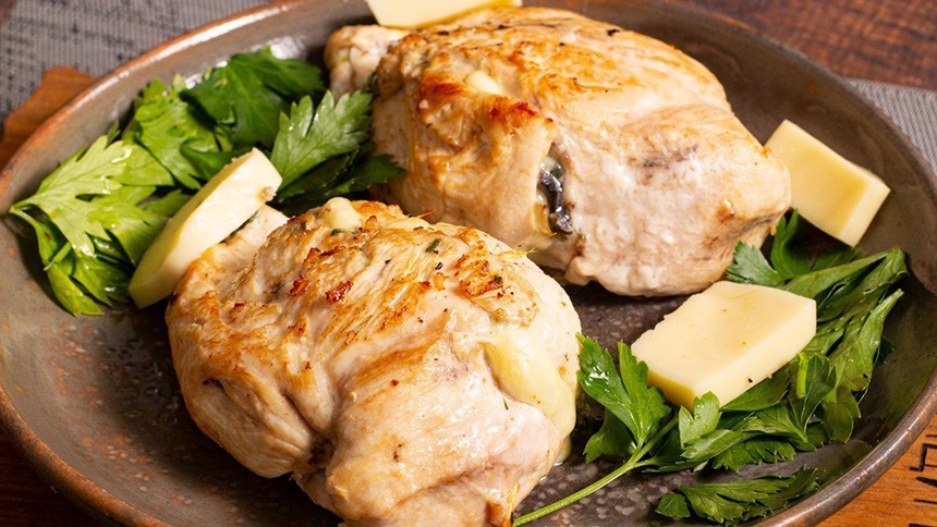 Куриная грудка, фаршированная грибами и сыром: Рецепт блюда для жаркого дня