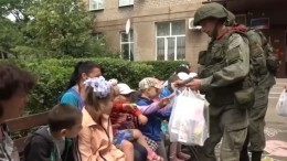 Военные РФ привезли гуманитарную помощь в школу-интернат в ЛНР