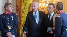 Макрон бегал за Байденом на саммите G7 с вопросами про российскую нефть