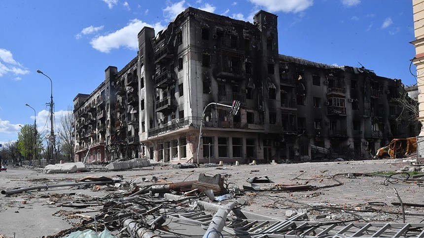 МЧС России совместно с ДНР приступили к демонтажу разрушенных зданий в Мариуполе