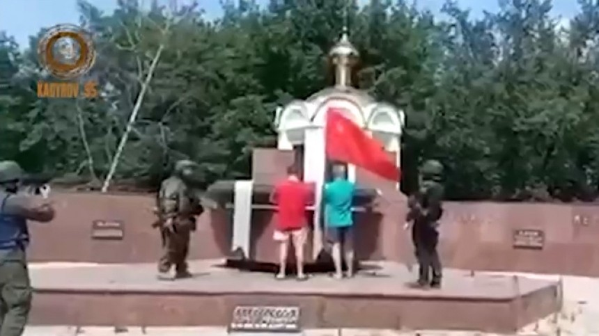 В Сети появилось видео водружения Красного знамени в центре Лисичанска