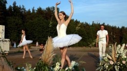 Красота в движении: балет «Лебединое озеро» показали на берегу Финского залива