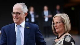 Будто прощалась: жена премьера Австралии распереживалась, отправляя мужа на Украину