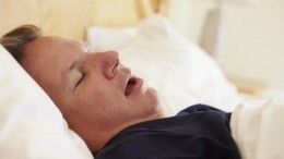 Кардиолог рассказал о позах для сна, при которых риск тромбоза возрастает