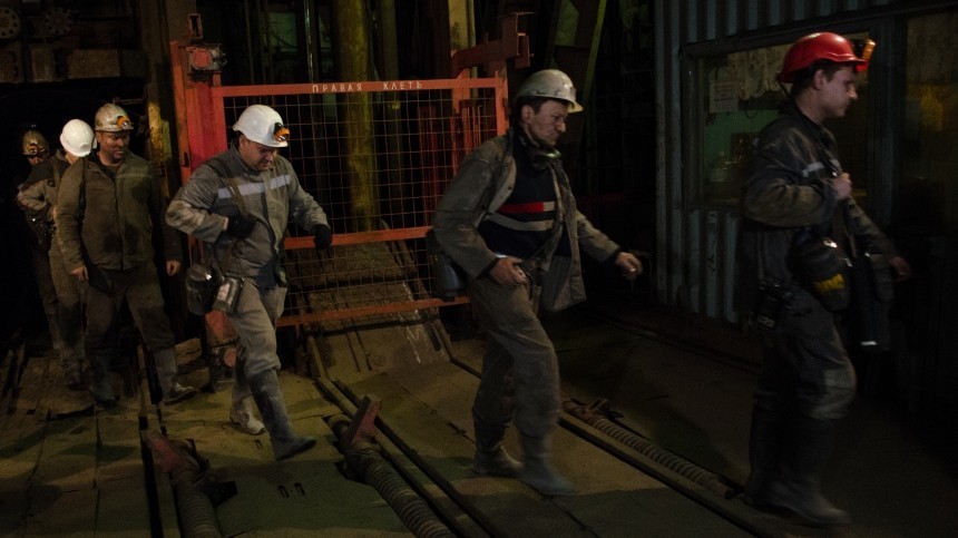 Горняков экстренно эвакуируют из-за обрушения породы на шахте в Кузбассе