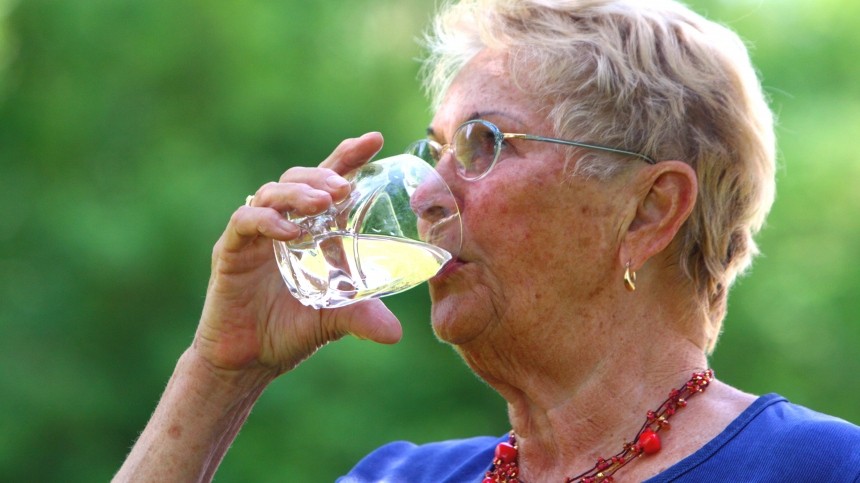 Жажда обманчива: почему пожилым нужен особый питьевой режим