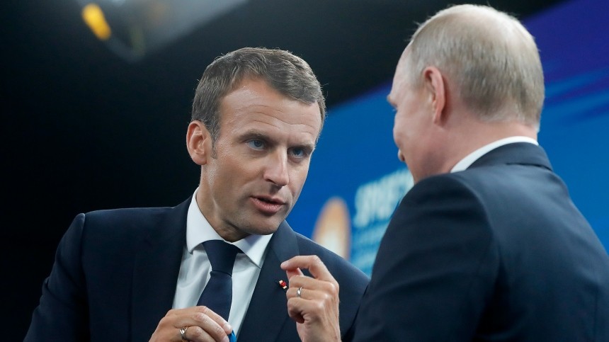 Читатели Le Figaro раскритиковали Макрона за утечку содержания диалога с Путиным