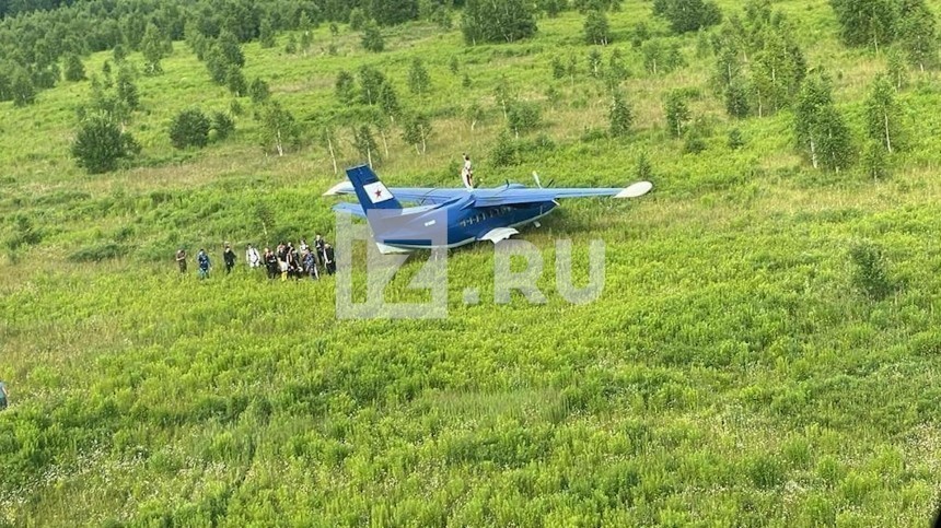Самолет с 17 парашютистами на борту совершил жесткую посадку в Подмосковье