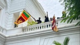 Захватившие особняк президента Шри-Ланки отказались его покидать просто так
