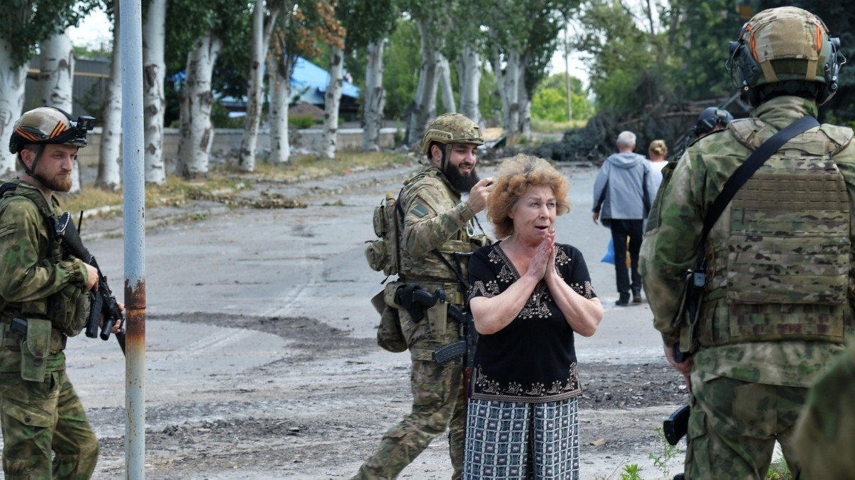 Слезы счастья: бойцы Росгвардии спасли сына жительницы ЛНР из-под обстрелов  ВСУ