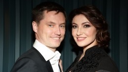 Муж Макеевой забрал ее паспорт и никуда не отпускает актрису уже полтора года