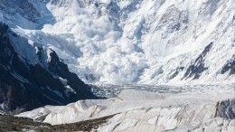 Туристы чудом выжили в Киргизии при съемке обрушения ледника на видео