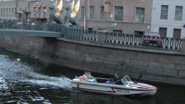 Подросток прыгнул под проплывающий катер в Петербурге