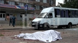 Крошево из стекла и асфальта: кадры с места взрыва на автовокзале в Донецке