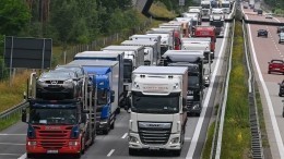 Более 1200 грузовиков застряли в очереди на российско-латвийской границе