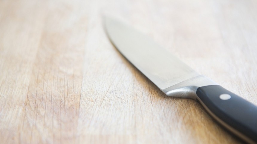 Чудесное спасение: житель Оренбурга сломал нож о жену в попытке ее зарезать