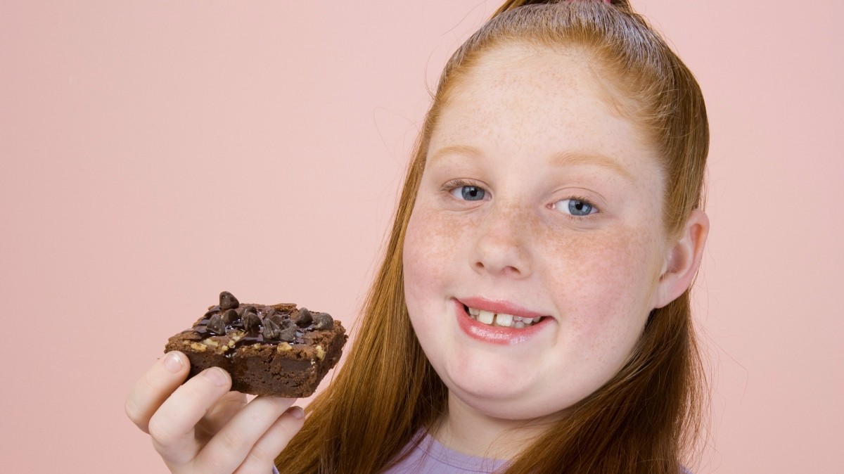 Кот поедающий красную икру. Не съесть их побольше. Толстуха с едой. Не съесть их побольше. Не съесть их побольше.