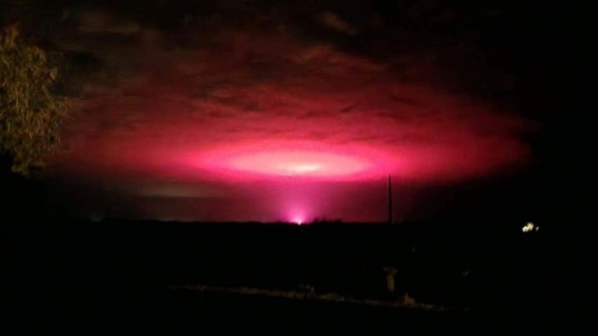Очень странные дела: в ночном небе над Австралией появился ярко-розовый «портал»