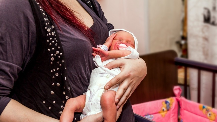 Чем опасен отказ матери держать на руках младенца — мнение врача