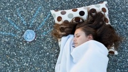 Зуд, насморк и чихание: чем опасен долгий сон на одной подушке