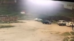 Момент падения автомобиля с детьми в ущелье Дагестана попал на видео