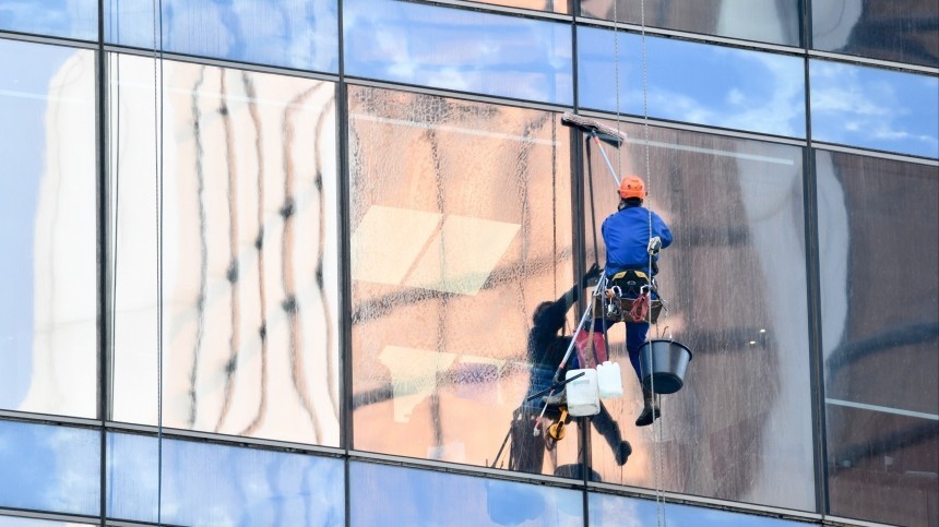 Разъяренная жительница многоэтажки перерезала трос альпинисту на 12-м этаже