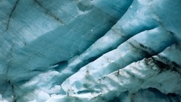 Ледяной пляж в разгар лета: тысячи туристов съехались к леднику Булуус в Якутию