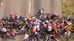 Массовой аварией закончилась первая велогонка «Тур де Франс» для женщин